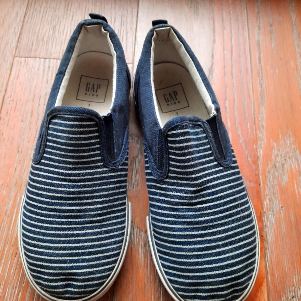 GAP Kids slip on shoos navy blue size 1